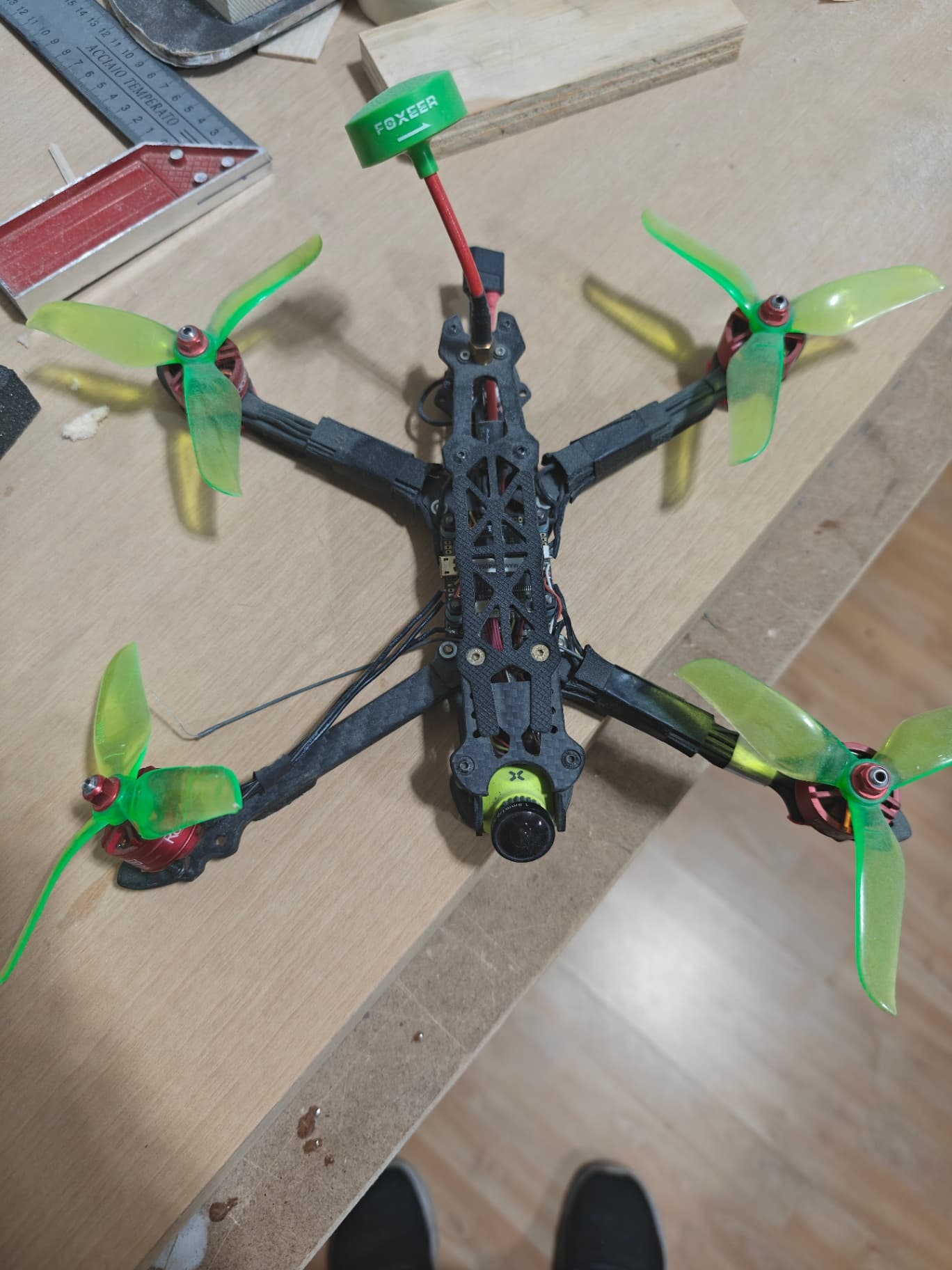 Drone FPV freestyle con motori brushless ed eliche verdi