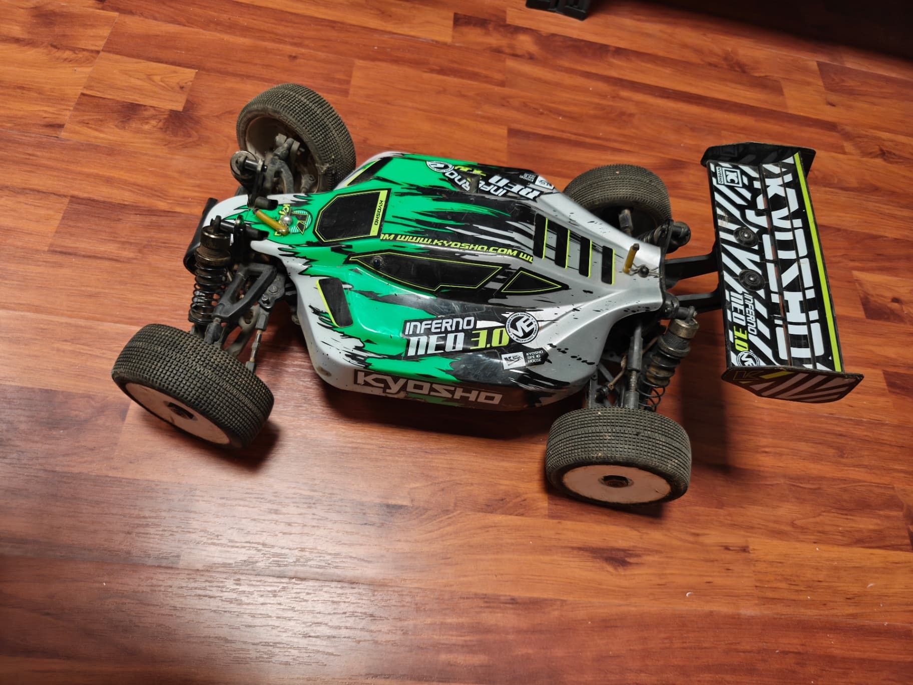Kyosho Inferno Neo 3.0 VE auto RC buggy — foto 1